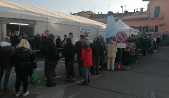 FOTOGALLERY - Code chilometriche davanti al Pala Fiera dove la Pro Loco di Carrù dalle 7 sta servendo il Bollito No Stop 2025