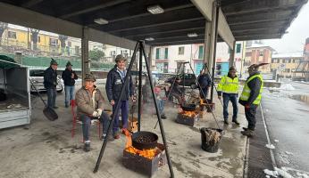 Ceva si scalda con la solidariet&agrave;: caldarroste in piazza e il trenino di Babbo Natale
