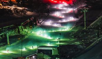 FOTOGALLERY - Una notte di luci e neve: la fiaccolata di Capodanno a Prato Nevoso