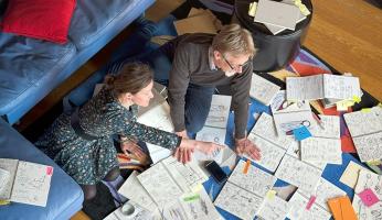 Chris Bangle a Farigliano: il designer innamorato di Clavesana presenta il suo libro sul car design