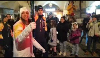 Marta Bassino con la fiamma olimpica in Via Roma