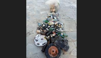 Dogliani: albero di Natale fatto con i rifiuti raccolti lungo la strada di San Luigi