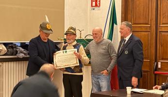 Gli alpini rendono omaggio ai volontari in Friuli nel 1976