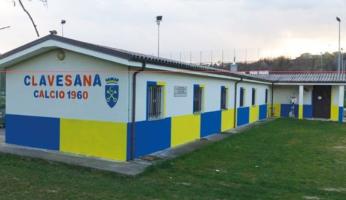 Un tocco di colore agli spogliatoi del campo da calcio di Clavesana