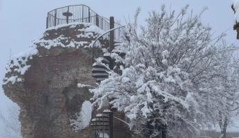 Belvedere Langhe: i ruderi del castello medievale si vestono di neve