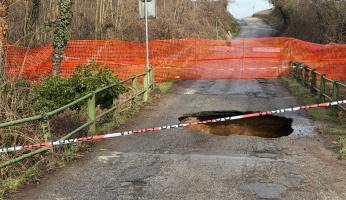Carr&ugrave;: voragine sulla carreggiata di un ponte, strada chiusa