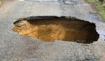 FOTOGALLERY - La voragine sul ponte in strada Sant&rsquo;Anna a Carr&ugrave;