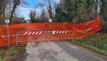 Carr&ugrave;: voragine sulla carreggiata di un ponte, strada chiusa