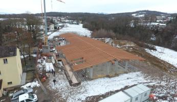 Niella: montato il tetto della nuova scuola