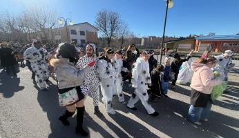 Ceva: le maschere sfilano in centro per Carnevale