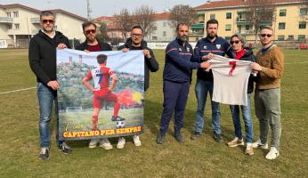 FOTOGALLERY - &ldquo;Ciao Simo, capitano per sempre&rdquo;: l&rsquo;omaggio del Piazza Calcio a Simone Basso