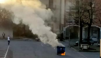 Carr&ugrave;, cassonetto in fiamme in piazza Mercato: il sindaco ringrazia i giovani intervenuti per spostarlo