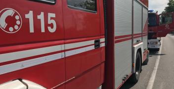 Incidente in centro a Dogliani: auto ribaltata su un fianco sul ponte dal Caff&egrave; Roma