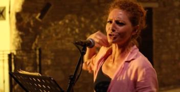 sara dho in scena