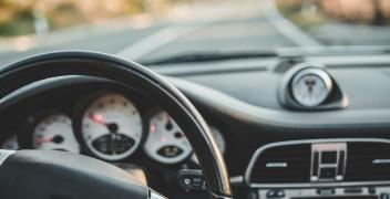 Nuova mobilità - nuova identità: perché i giovani italiani abbandonano l'auto tradizionale