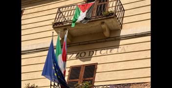 La bandiera della Palestina sventola sul palazzo comunale di Garessio