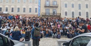 Mondovì, manifestazione contro la guerra nel primo giorno di scuola