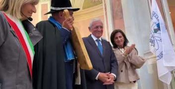 La Confraternita della Raschera è Frabosa Soprana hanno consegnato il Premio Simpatia a Giovanni Quaglia
