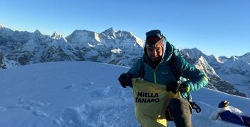 La bandiera di Niella Tanaro sventola a 6.500 metri nelle valli dell’Everest