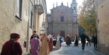 VIDEO - Commemorazione Marchesato dei Clavesana: la sfilata dei gruppi storici dalla torre al vecchio Municipio