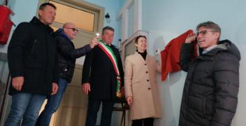 VIDEO - L'inaugurazione della palestra delle elementari di Dogliani, riqualicata grazie ai contributi del bando "Educare nel Bello" della Fondazione Crc