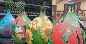 Le damigiane diventano decorazioni natalizie grazie agli studenti di Farigliano