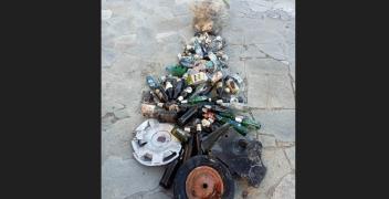 Dogliani: albero di Natale fatto con i rifiuti raccolti lungo la strada di San Luigi