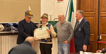 Gli alpini rendono omaggio ai volontari in Friuli nel 1976