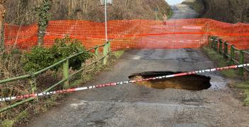 Carr&ugrave;: voragine sulla carreggiata di un ponte, strada chiusa