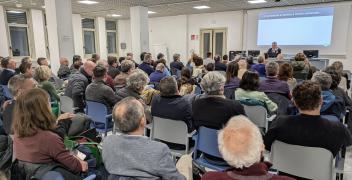 Urbanistica e distanze cimiteriali, 100 fra amministratori e tecnici all'incontro del Patto Civico