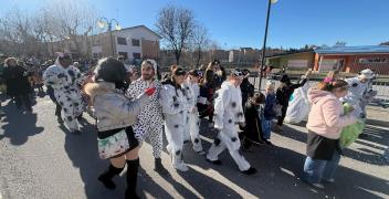 Ceva: le maschere sfilano in centro per Carnevale