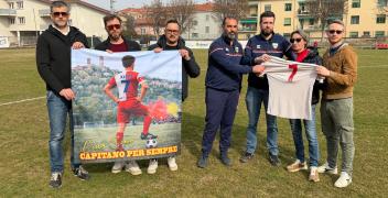 FOTOGALLERY - &ldquo;Ciao Simo, capitano per sempre&rdquo;: l&rsquo;omaggio del Piazza Calcio a Simone Basso