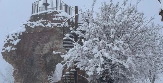Belvedere Langhe: i ruderi del castello medievale si vestono di neve
