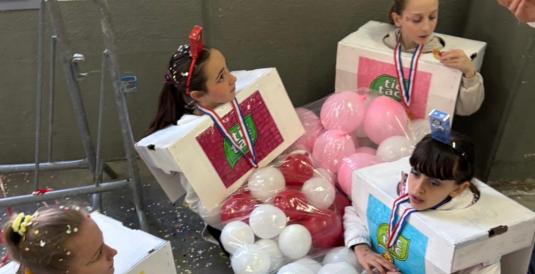 Carr&ugrave;, Carnevale 2026: il costume pi&ugrave; originale &egrave; quello delle ragazze &ldquo;Tic Tac&rdquo;