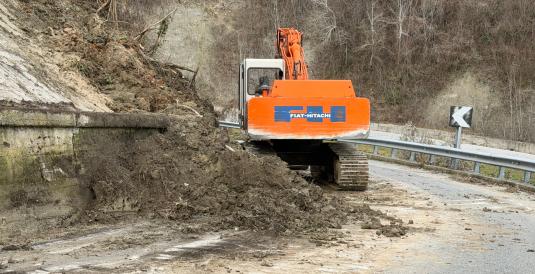 Carr&ugrave;: riaperta Strada Stazione dopo lo smottamento