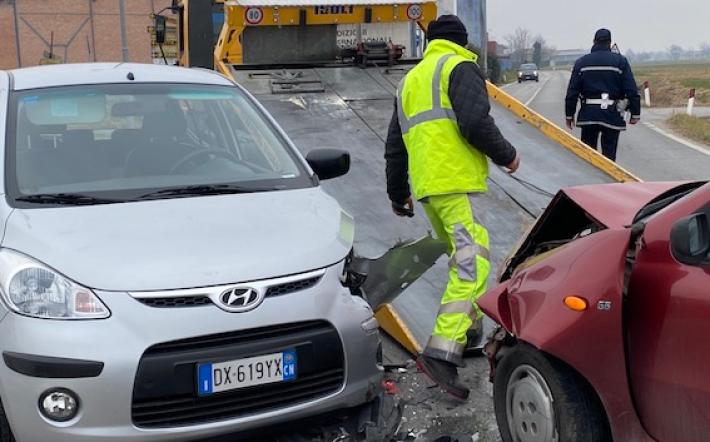 Mondovì: scontro tra auto in via Gratteria, due feriti al pronto soccorso