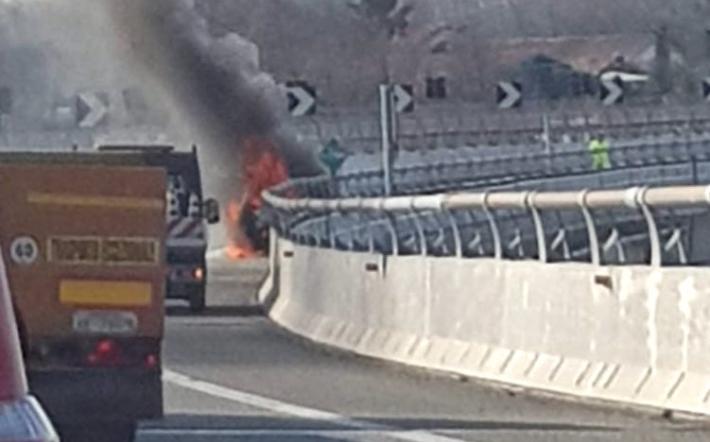 Auto in fiamme sulla Torino - Savona, nessun ferito