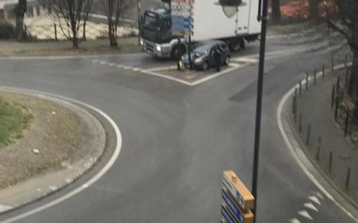 Mondovì, lieve incidente sotto lo scalone tra Breo e Altipiano