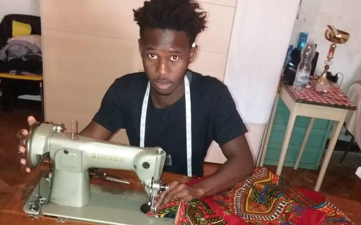 Emergenza Covid, i richiedenti asilo pronti a fare la loro parte: «Produciamo mascherine gratis»