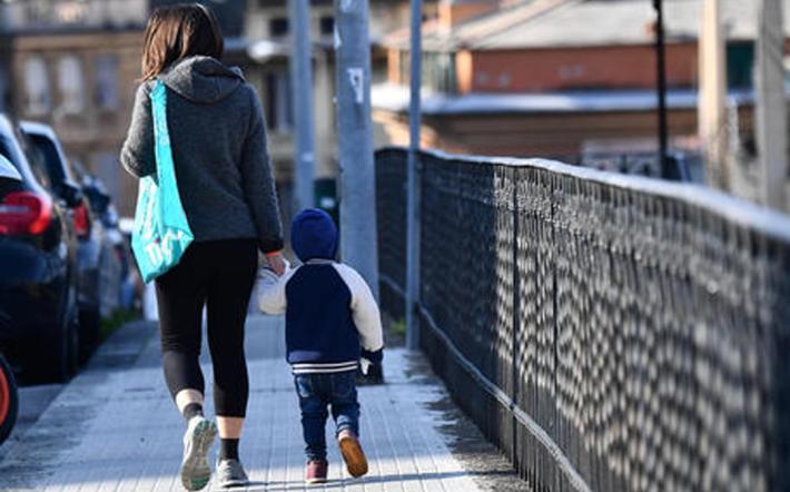 Coronavirus, nuova circolare: sì alla camminata genitore-figli vicino casa