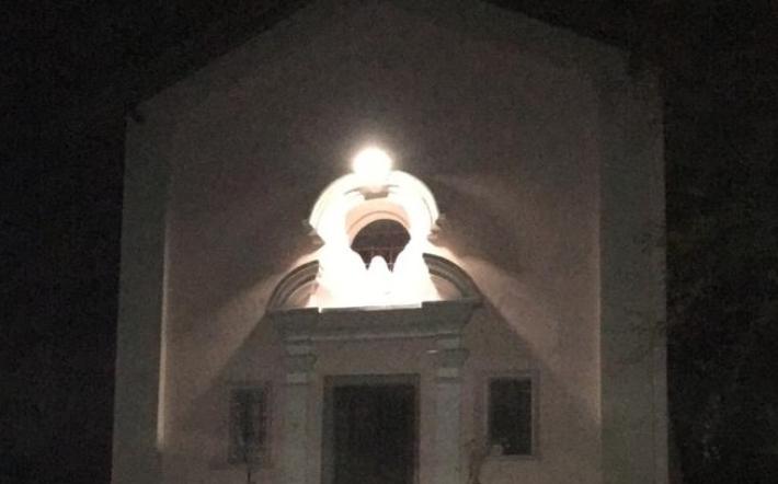A Niella Tanaro la Chiesa di San Rocco illuminata contro il virus
