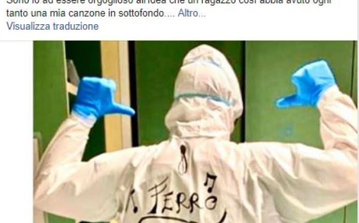Infermiere di Carrù scrive sul camice una dedica al suo eroe Tiziano Ferro che risponde: “L’eroe sei tu”