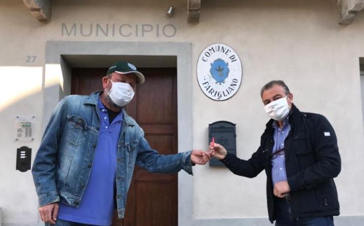«Non lasciateci soli», dopo il flash mob i negozianti di Farigliano consegnano le chiavi al sindaco