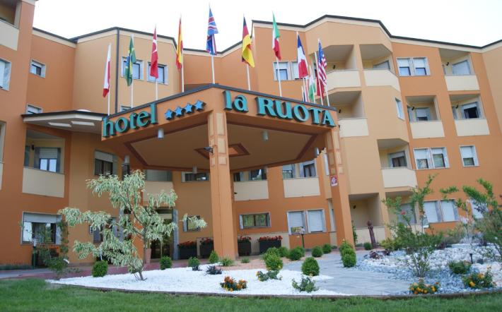 I gestori  dell'Hotel Ristorante la Ruota di Pianfei scrivono al presidente regionale Cirio: "aiutateci a tornare a lavoro"