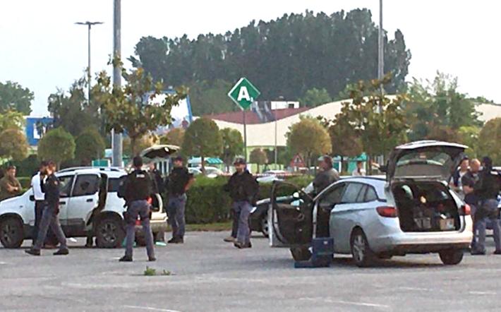 Omicidio a Cuneo: donna uccisa a colpi di pistola sul piazzale dell'Auchan