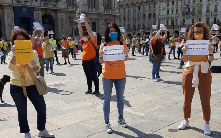 Le agenzie di viaggio protestano di fronte al palazzo della Regione: «Una categoria in ginocchio, ma che vale il 13% del Pil nazionale – Vogliamo aiuti concreti»