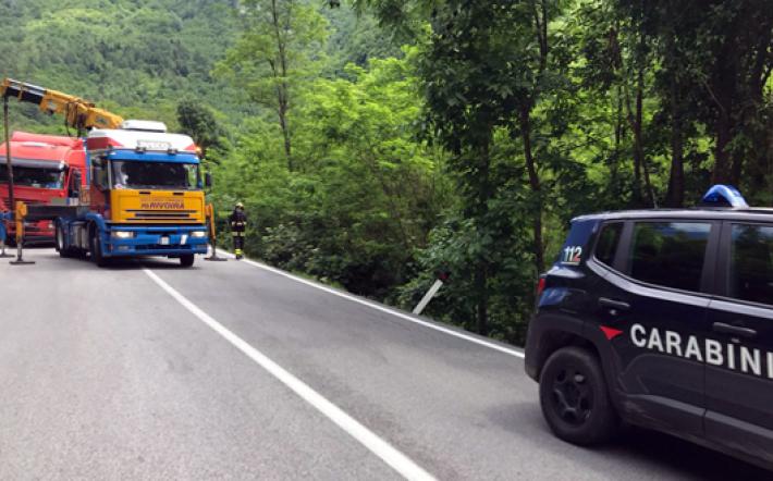 Ormea: autoarticolato urta muro, traffico bloccato