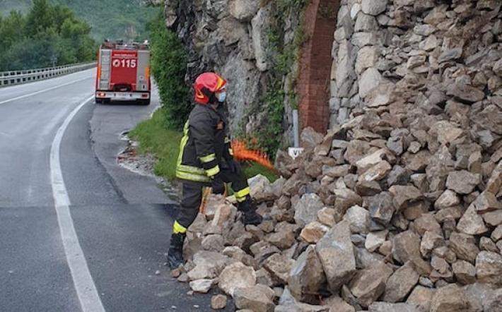 Garessio: frana lungo la strada statale 28