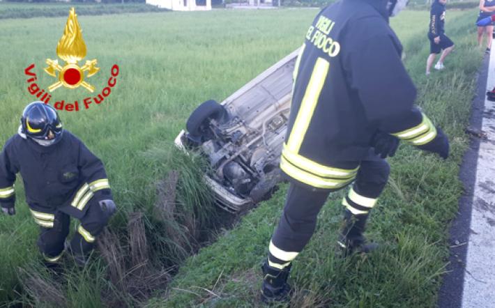 Auto fuori strada sulla tangenziale di Mondovì