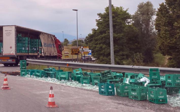 Mondovì: camion perde carico di bottiglie d’acqua